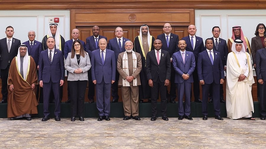 <div class="paragraphs"><p>PM Narendra Modi with&nbsp;Foreign Ministers and delegations of the Arab League.</p></div>
