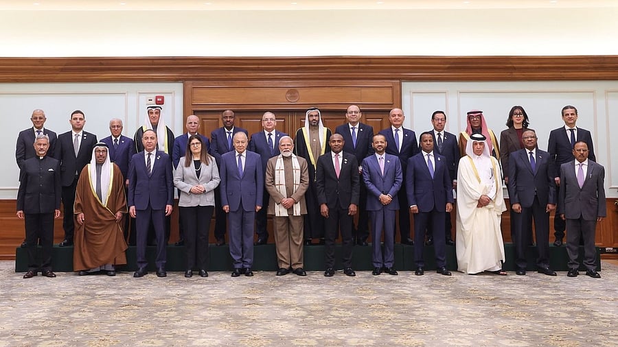 <div class="paragraphs"><p>Prime Minister Narendra Modi with Foreign Ministers and delegations of the Arab League.</p></div>