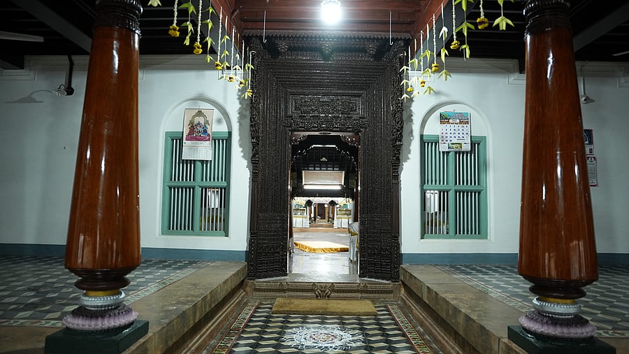 <div class="paragraphs"><p>Entrance to a Chettiar mansion.</p></div>