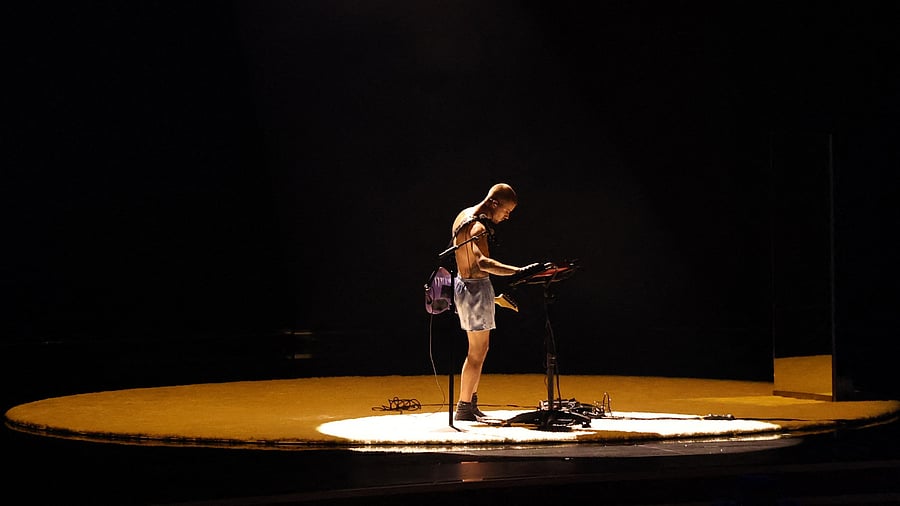 <div class="paragraphs"><p>Justin Bieber performs at the Grammys.</p></div>