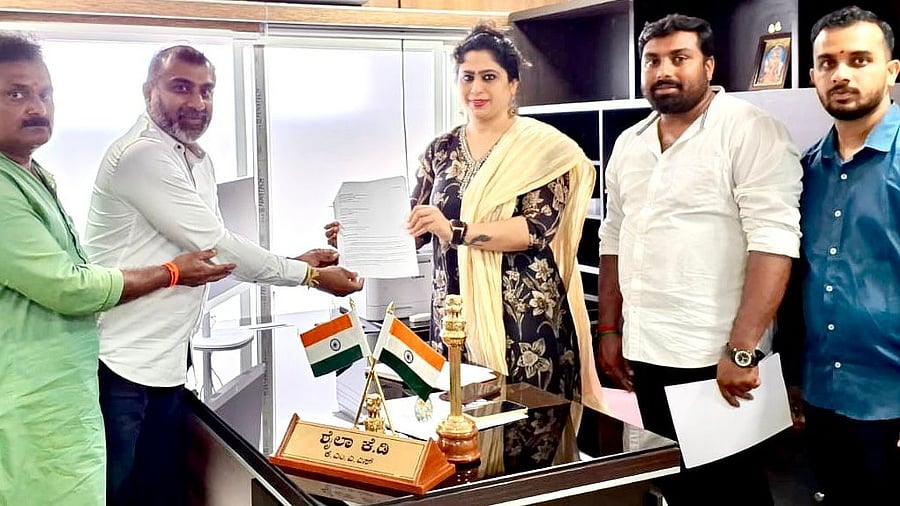 <div class="paragraphs"><p>Chief convener of GMGV Dr Shushrutha Gowda submits a memorandum to K D Shaila, Assistant Director of Municipal Administration (DMA), Department of Urban Development in Bengaluru, on Thursday.</p></div>