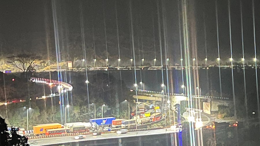 <div class="paragraphs"><p>The traffic towards Mumbai was diverted onto the Pune-bound carriageway for about a 2-km stretch. </p></div>