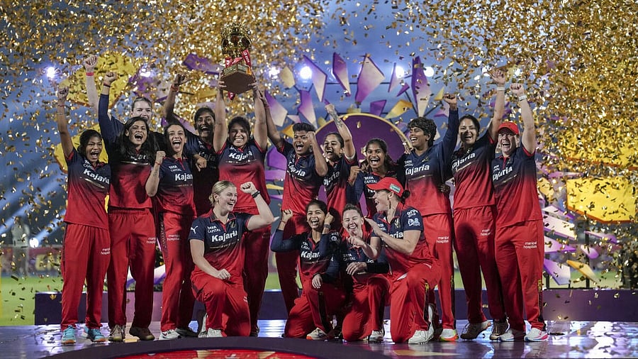 <div class="paragraphs"><p>Royal Challengers Bengaluru's players celebrate with the trophy after winning the WPL</p></div>