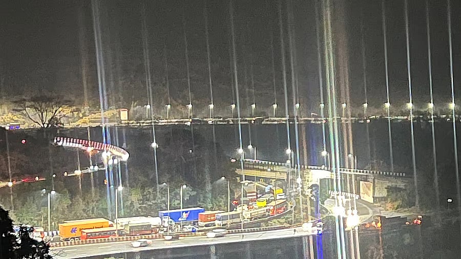 <div class="paragraphs"><p>The traffic towards Mumbai was diverted onto the Pune-bound carriageway for about a 2-km stretch.</p></div>