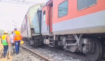 <div class="paragraphs"><p>3 coaches of Chennai Central Express derail in Odisha.</p></div>