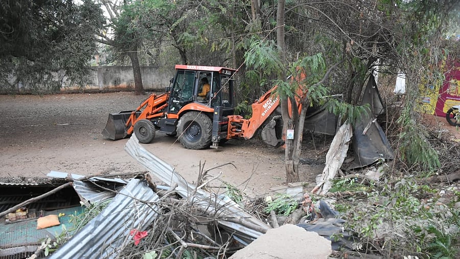 <div class="paragraphs"><p>Team of officials of Mysuru district administration clear the encroachment of Government land in Mysuru in Mysuru taluk limits on Friday morning. </p></div>