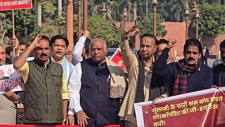 Opposition MPs Stage Parliament Protest Against India-US 'Trap Deal'