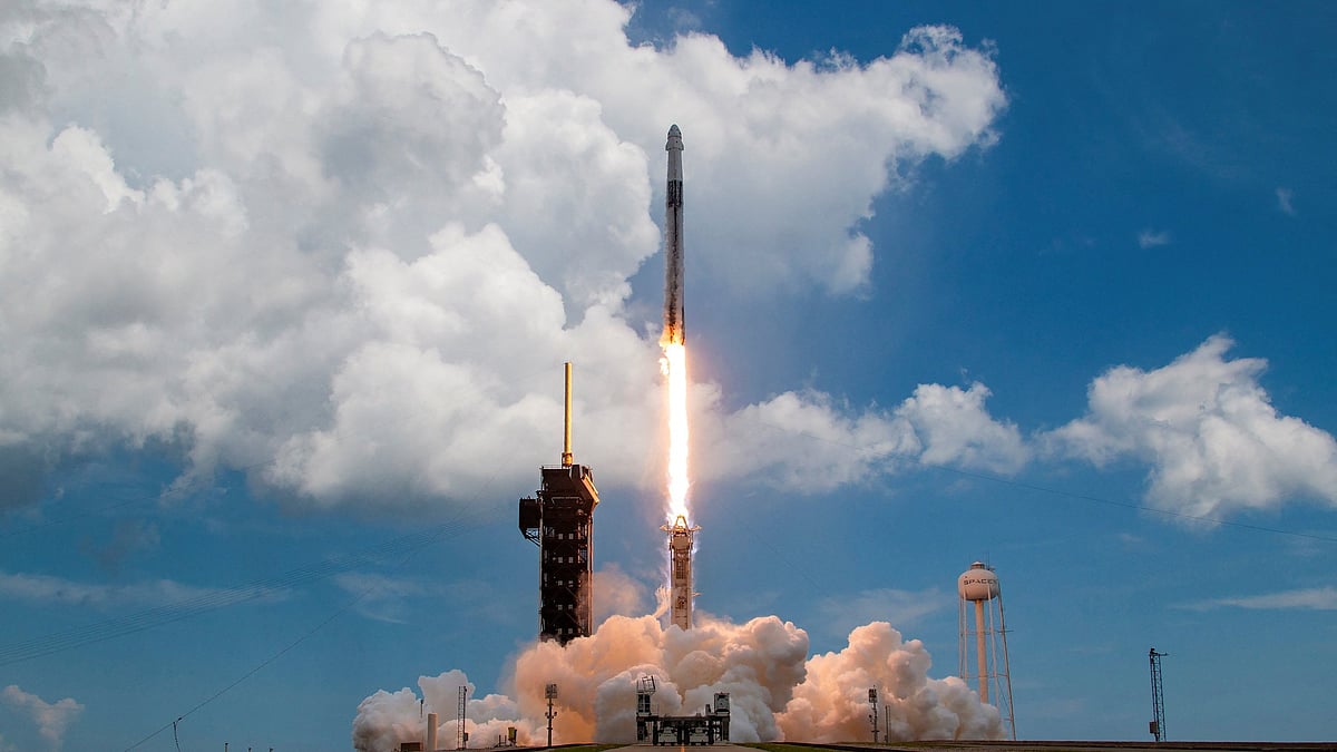 US Moon Race: SpaceX & Blue Origin Pivot to Lunar Goals