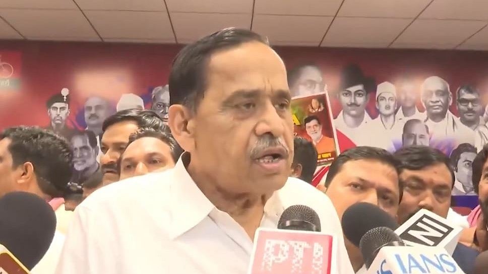Ex-Minister Siddiqui Leads 15,000+ to Samajwadi Party Before 2027 UP Elections