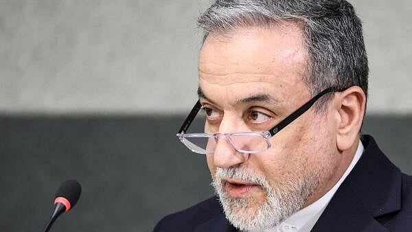 Iran FM Blames US 'Excessive Demands' for Failed Talks with Pakistan