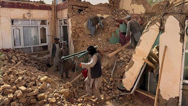 Pakistan-Afghan Forces Clash After Airstrikes Escalate Border Tensions
