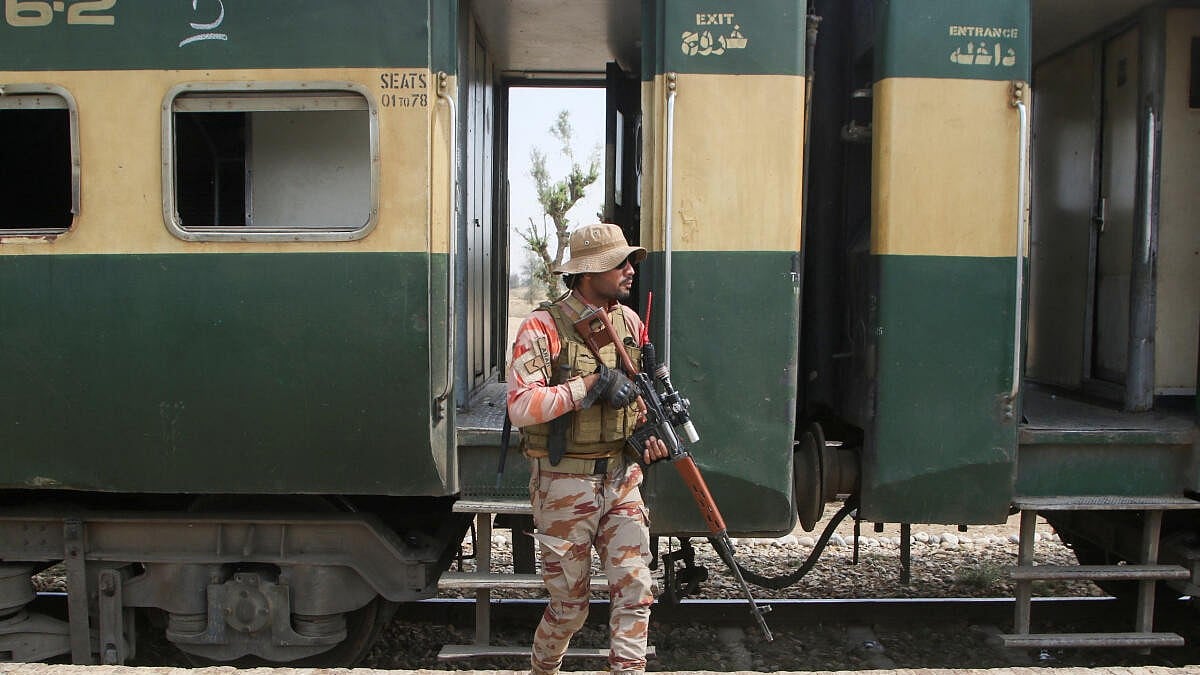 Pakistan Intensifies Military Strikes on Militant Positions Along Afghan Border