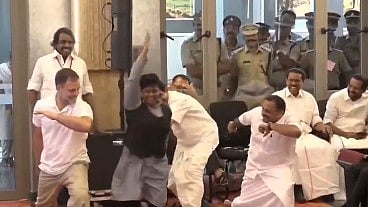 Rahul Gandhi Engages in Kalaripayattu with Students During Kerala College Visit
