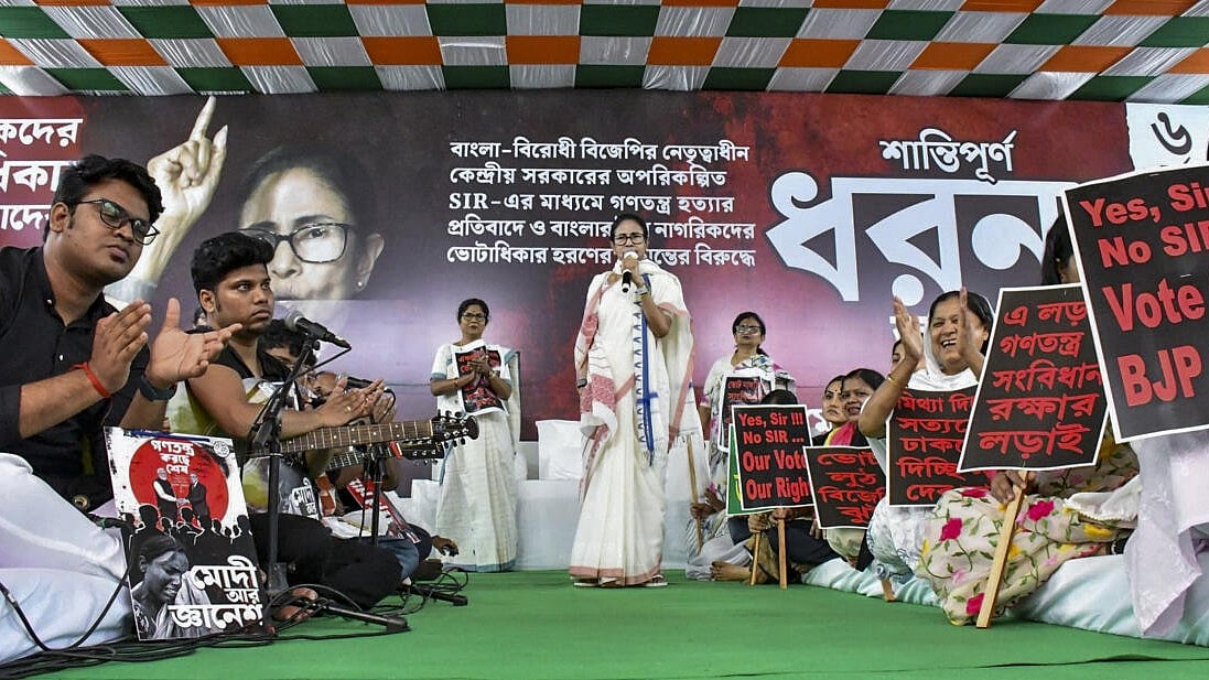 Mamata Banerjee Leads TMC Women's Wing Protest Against LPG Price Hike
