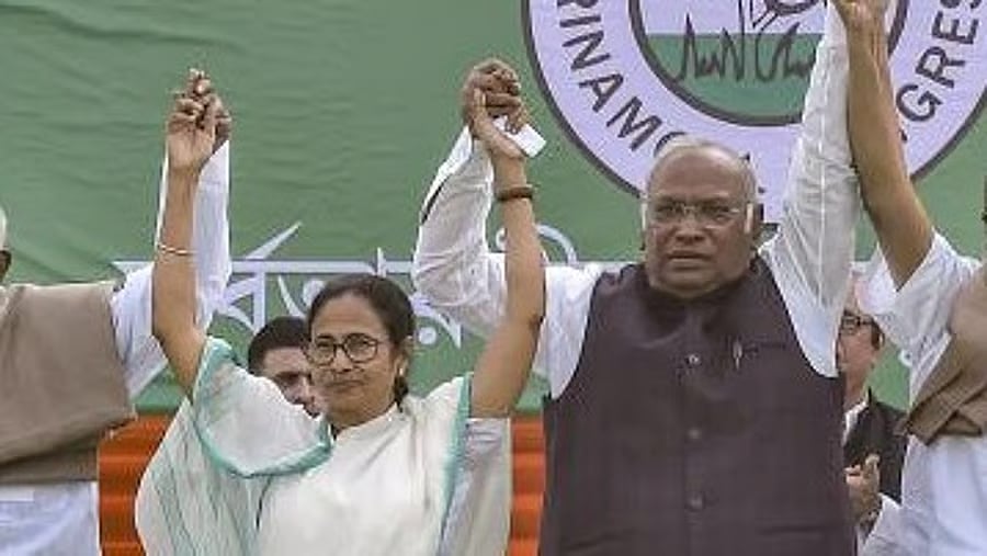 Congress, Mamata Slam Modi Government Over LPG Price Hike, Cite Inflation Burden