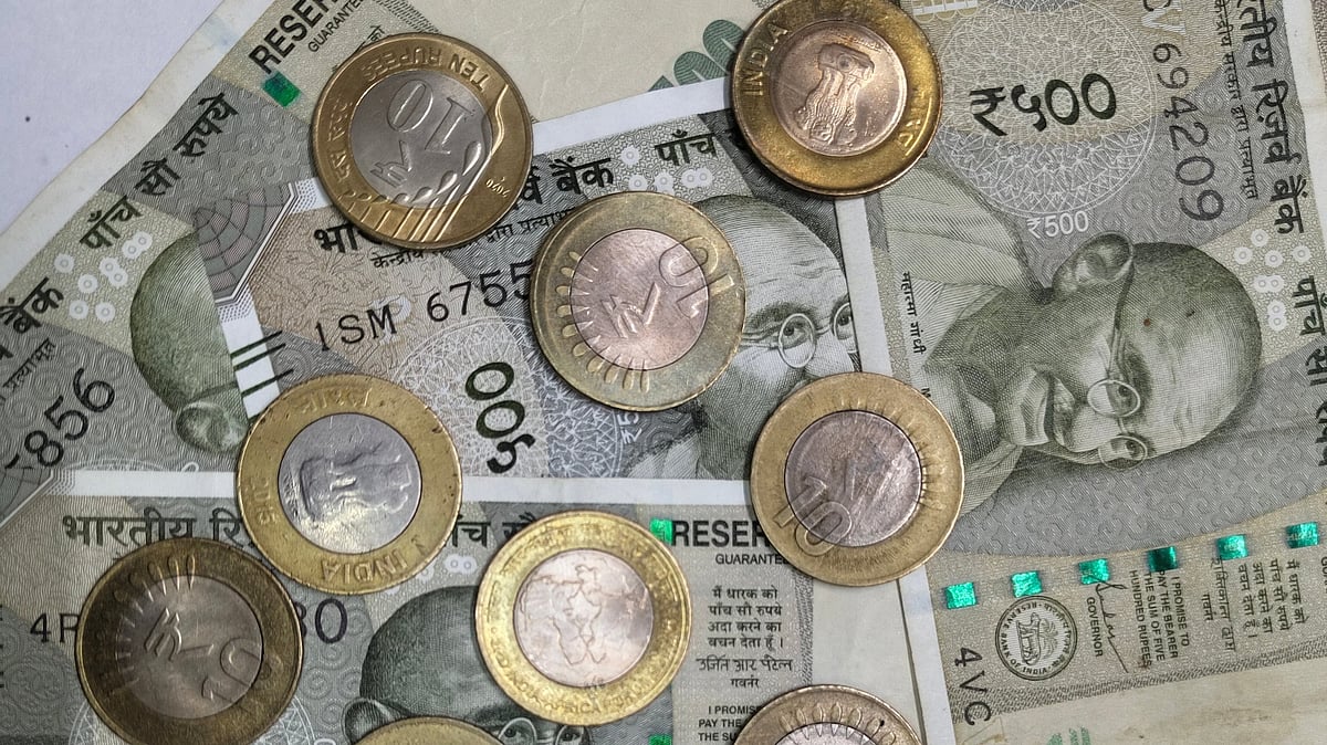 Indian Rupee Declines 4 Paise to 91.89 Against US Dollar in Early Trading