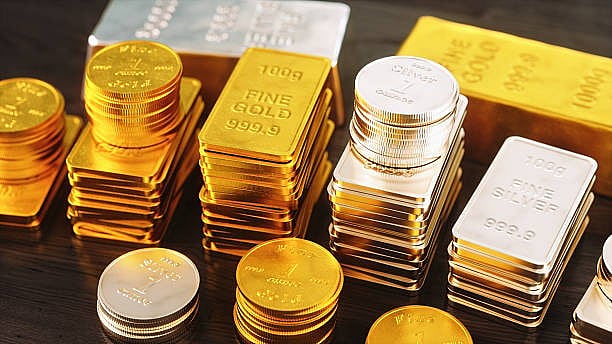 Gold Prices Fall to Rs 1.6 Lakh per 10g in India, Silver Climbs to Rs 2.6 Lakh per kg