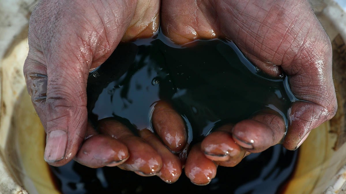 Crude Oil Futures Plunge Over 8% to Rs 8,069 Amid Iran Conflict De-escalation Hopes