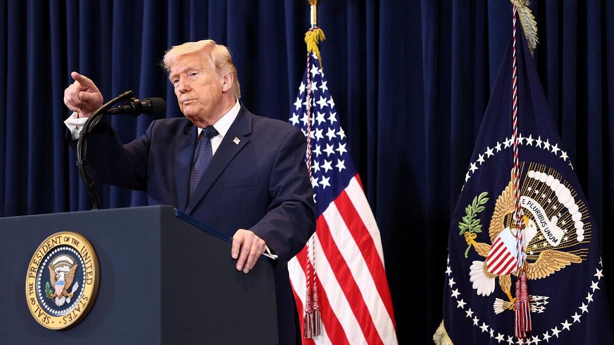 Trump Warns of Severe US Response if Iran Halts Oil Flow Through Strait of Hormuz