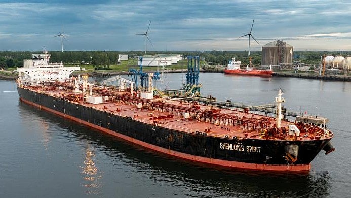 Crude Tanker Docks in Mumbai, Evading War-Torn Strait of Hormuz