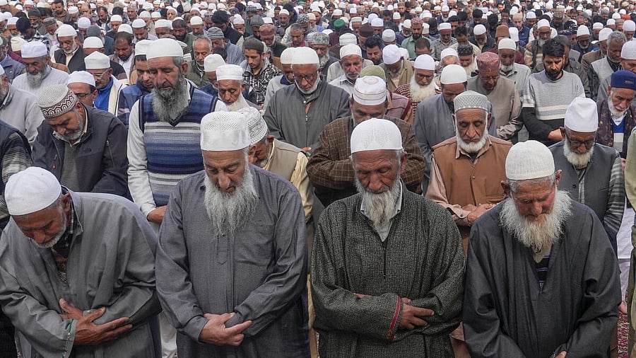 <div class="paragraphs"><p> People from the Muslim community offer 'Jumat Ul Vida', the last Friday prayers during the ‘Ramzan’, at Hazratbal Shrine, outskirts of Srinagar.</p></div>