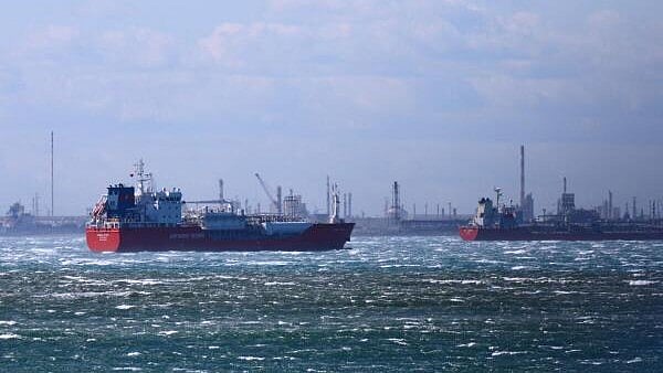 Government Assures 60 Days of Oil Stocks, 8 Lakh Tonnes of LPG Secured