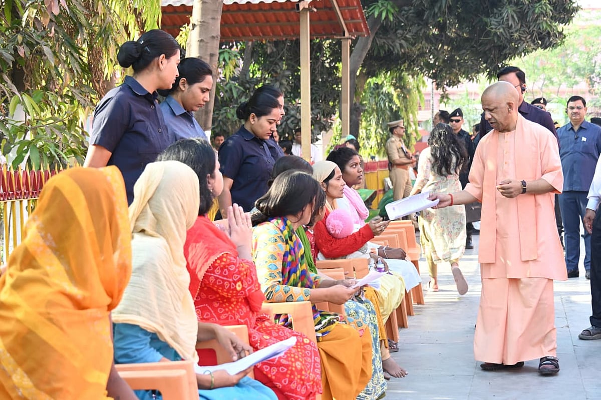 CM Yogi Adityanath Directs Officials to Resolve Public Grievances Swiftly