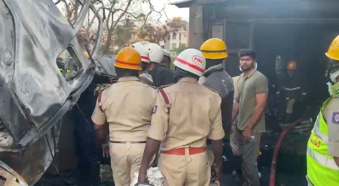 Bengaluru Tragedy: Overloaded Lorry Rams Car, Cabbie Burnt Alive in Kurubarahalli