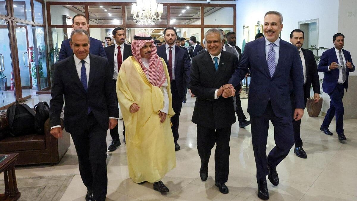 Pakistan FM Dar Presents 5-Point Peace Plan to Saudi Arabia for West Asia Conflict