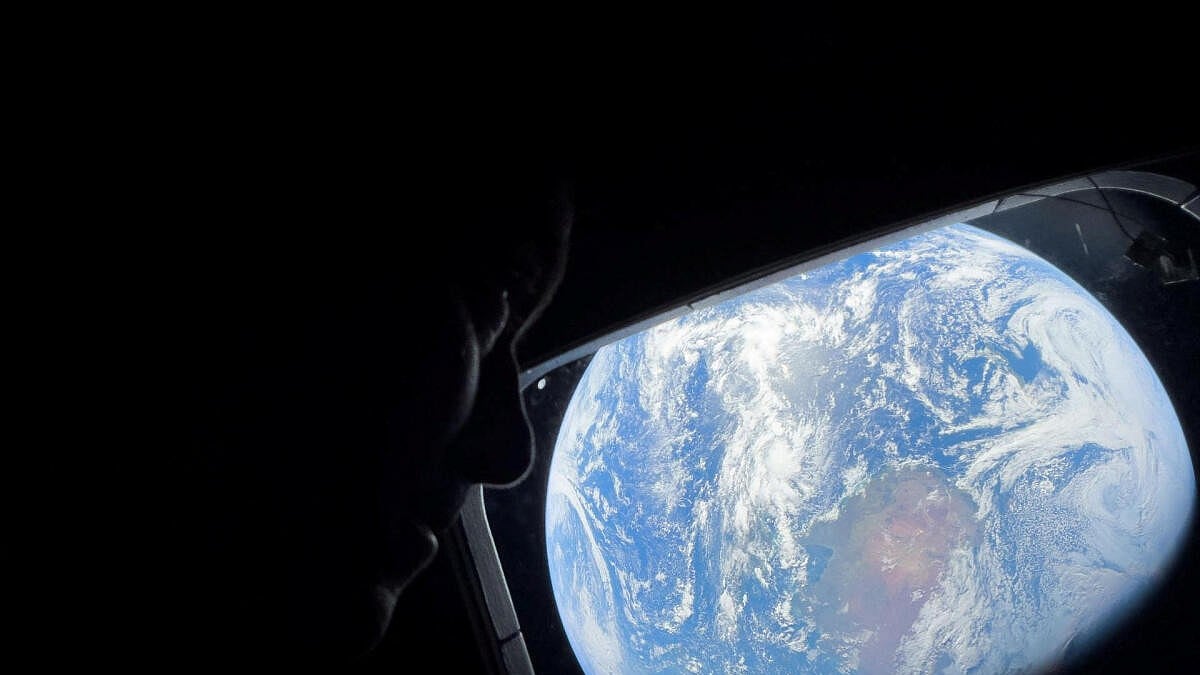 Artemis II Crew Approaches Lunar Far Side, Set for Historic Distance Record