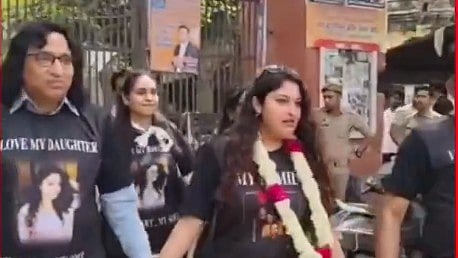 Father Celebrates Daughter's Divorce with Drum Beats in Meerut, Prioritizes Her Happiness