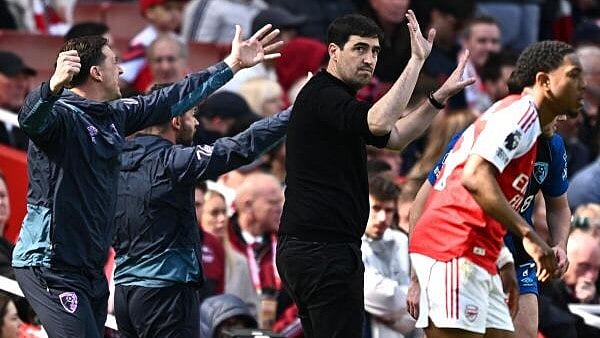 Soccer: Stuttering Arsenal suffer title jolt, Brentford denied win in top-five chase