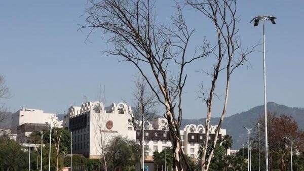 <div class="paragraphs"><p>Una vista dell'hotel Serena, mentre il Pakistan si prepara ad ospitare Stati Uniti e Iran per colloqui di pace a Islamabad.</p></div>