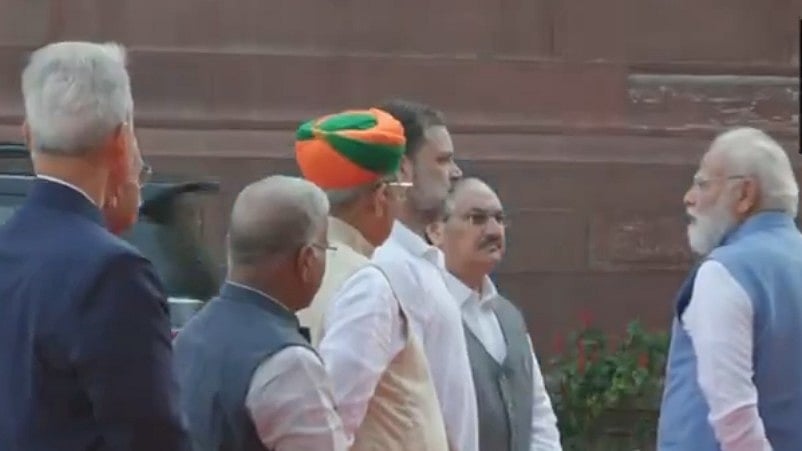 PM Modi and Rahul Gandhi's Interaction at Mahatma Phule Event Sparks Attention