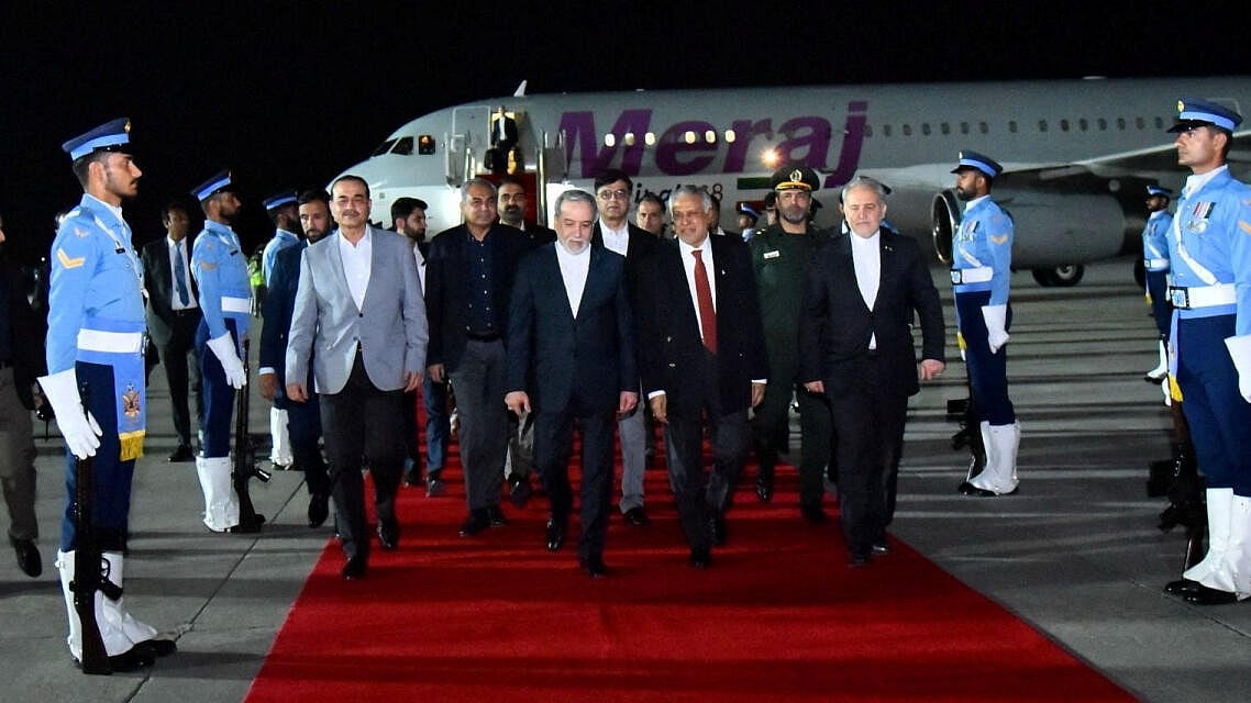 Iranian FM Leaves Pakistan After Talks with PM, Army Chief