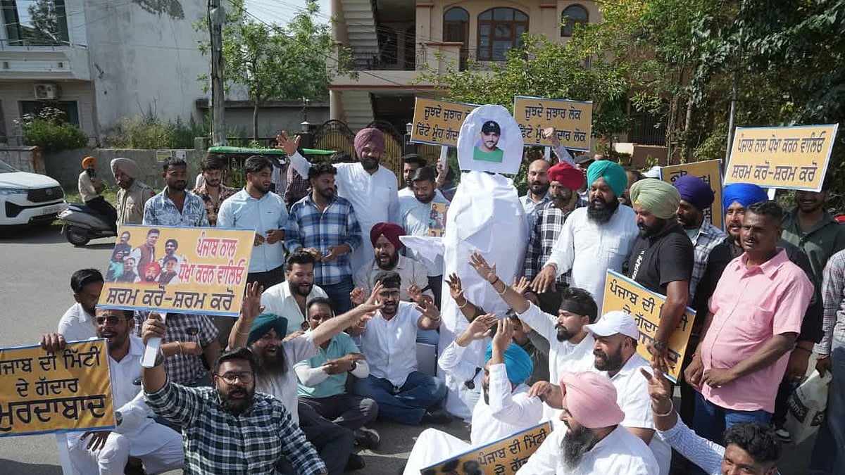 AAP Defectors Clash as Party Workers Protest in Delhi