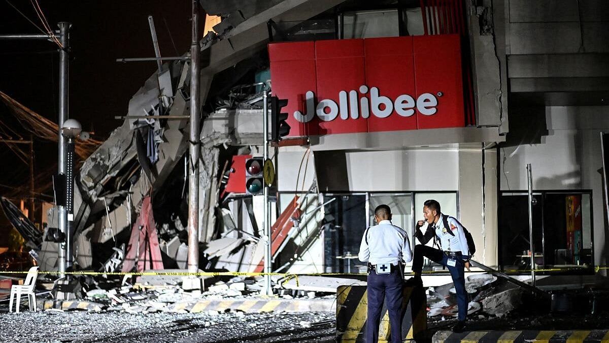 Philippines earthquake: 32 feared dead after 7.8 quake, tsunami alerts rise