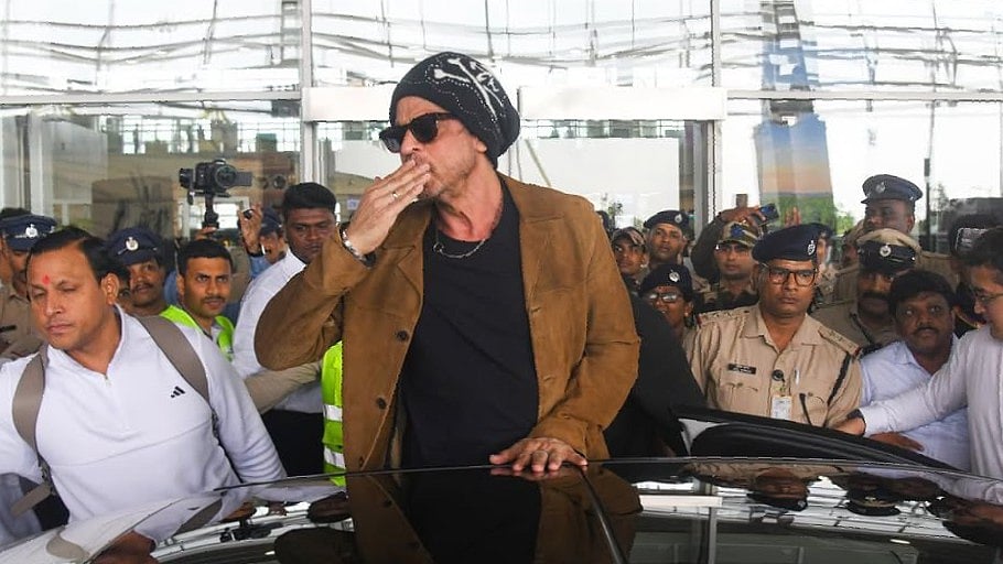 SRK arrives in Mangaluru for 'An Evening with Shah Rukh Khan', visuals ...