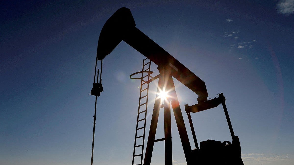 Oil Climbs Nearly 5% as US–Iran Strikes Raise Strait of Hormuz Risk