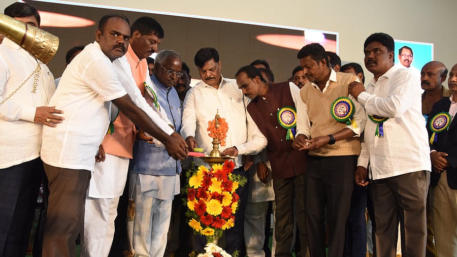 <div class="paragraphs"><p>Former minister H C Mahadevappa inaugurates the Swabhimana Convention in Chikkaballapur.</p></div>