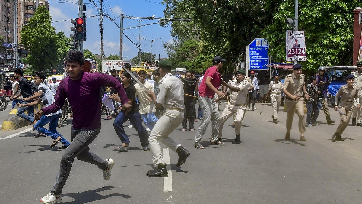 'AK-47 चलाने का आदेश किसने दिया?': सिपाही निलंबित, बिहार में छात्र प्रदर्शन पर दमन को लेकर विपक्ष हमलावर