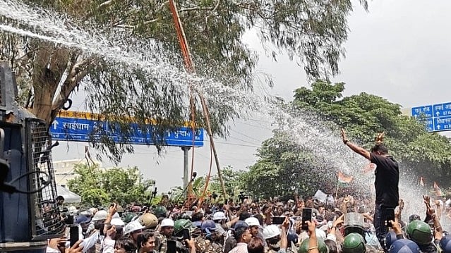 Jharkhand protest | Job aspirants marching to Vidhan Sabha face water cannons