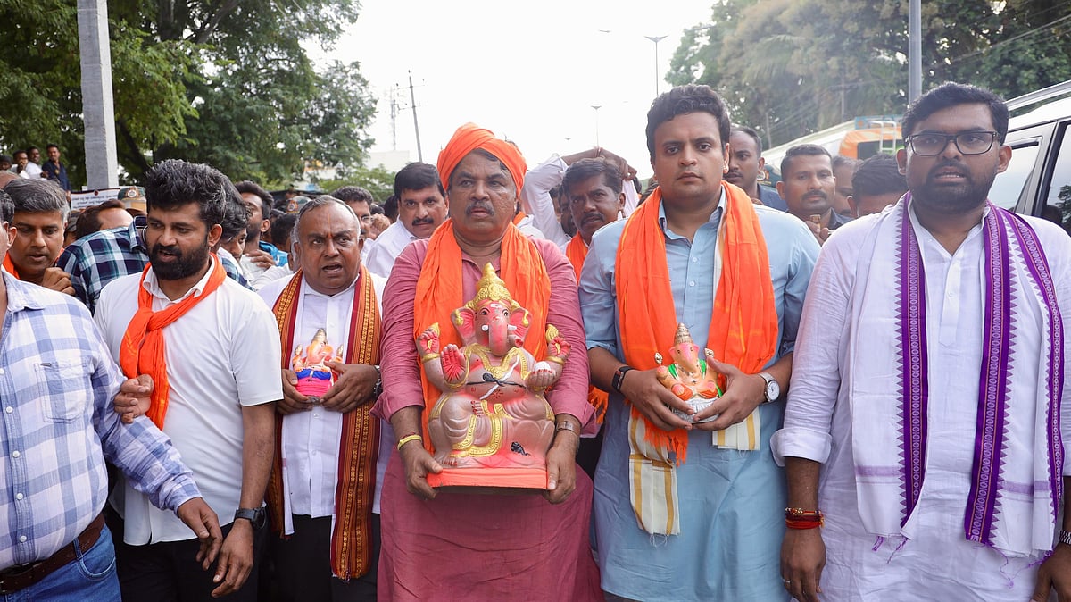 BJP leaders protest near T Narsipur police station over restrictions on Ganesha procession
