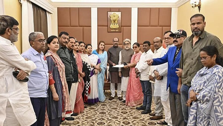 TMC rebel MPs seek four more weeks for replying to Lok Sabha disqualification notices