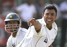 Pakistan's Danish Kaneria (R), appeals successfully for the wicket of Sri Lankan Chaminda Vaas, unseen, as Pakistan's Khurram Manzoor looks on.