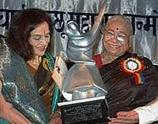Bollywood actress Asha Parekh receives Lachchu Maharaj award from HP Governor Prabha Rao (C) at a function in Lucknow on Tuesday night.