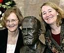 U.S. biologists Elizabeth H. Blackburn from San Francisco, left, and Carol Greider from Baltimore. File photo/ AP