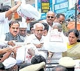 Chief Minister B S Yeddyurappa collecting funds for flood victims at Avenue Road in Bangalore on Wednesday. DH Photo