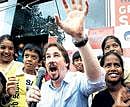Novelist Tony Lee interacts with children in Bangalore  on Sunday. KPN