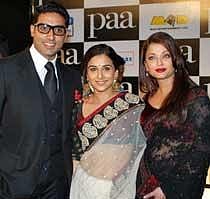 Indian actress Aishwarya Rai Bachchan (R) and husband Abhishek Bachchan (L) pose with actress Vidya Balan (C) at the premiere of the Bollywood Hindi film Paa in Mumbai late December 3, 2009.